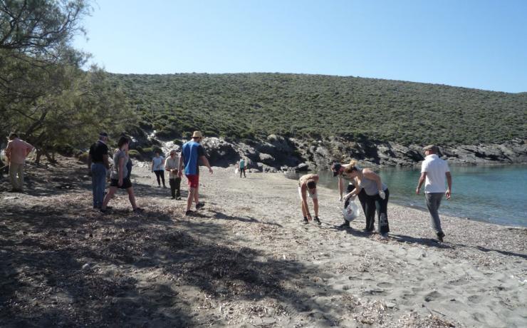 Εθελοντικός καθαρισμός στην Απάνω Μεριά από τους Πεζοπόρους Σύρου