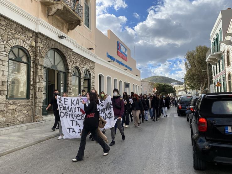 Μαθητική πορεία στη Σύρο: Οι νέοι ζητούν ένα ασφαλές σχολικό περιβάλλον σε καιρό πανδημίας 