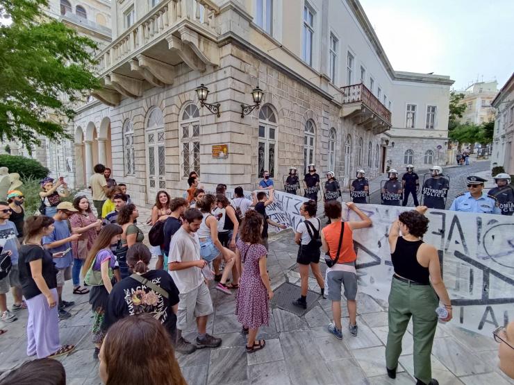 Συγκεντρώσεις στη Σύρο με αφορμή την παρουσία της Υπουργού Παιδείας 