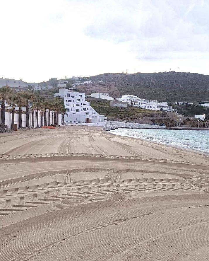 Μύκονος: Με κατάλληλο μηχάνημα ο καθαρισμός 25 παραλιών