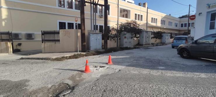 Καθίζηση δρόμου και ορατός κίνδυνος ατυχήματος 