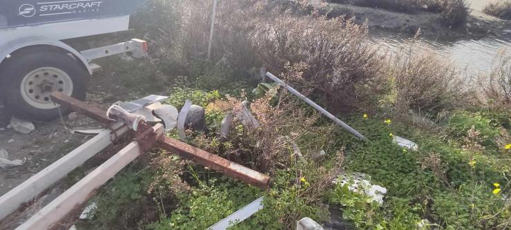 Σκόρπια απορρίμματα στη μαρίνα Λαζαρέττων 