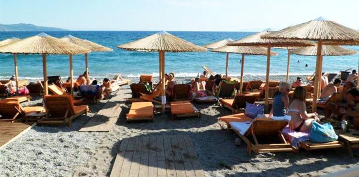 Νάξος: Σύλληψη 34χρονης λόγω παράνομης ανάπτυξης ξαπλωστρών σε παραλία 