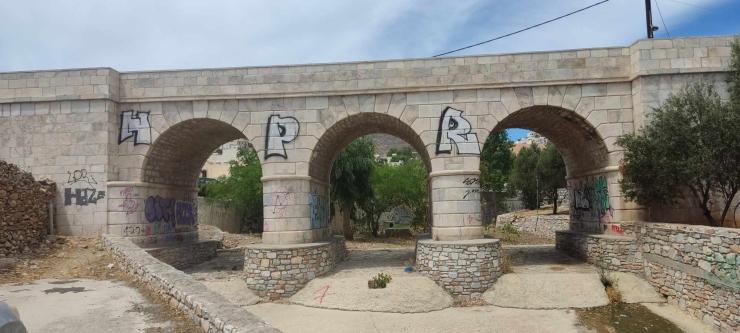 “Πνίγηκαν” στα γκράφιτι και τα Τρία Γεφύρια 