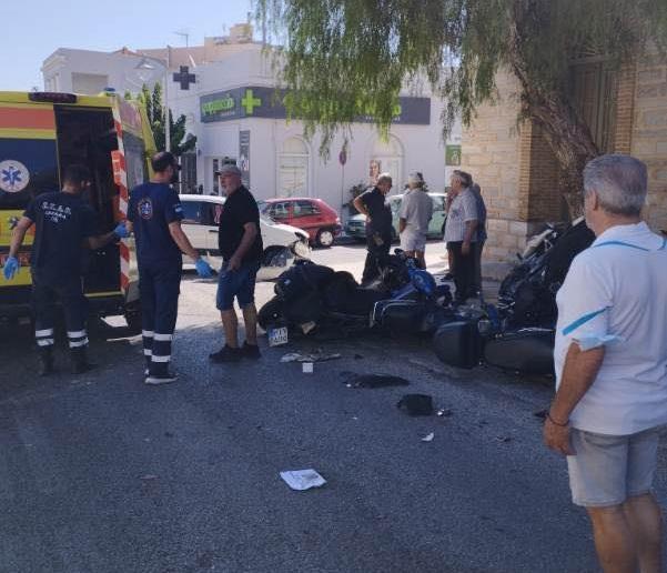 Σύγκρουση αυτοκινήτου με μηχανή έξω από το Νοσοκομείο Σύρου – Οδηγός έχασε τον έλεγχο και "διέλυσε" κι άλλα δίκυκλα 
