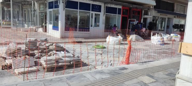 Απαραίτητες αποκαταστάσεις στη “βιτρίνα” του Δημαρχείου 