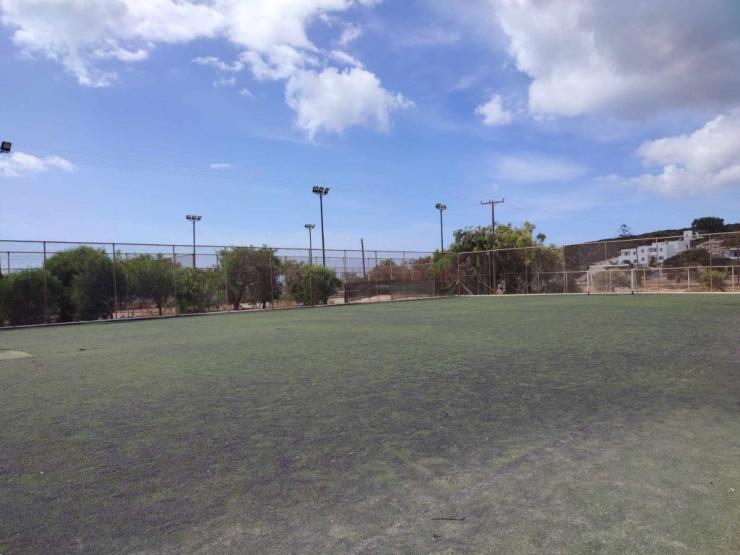 Δήμος Πάρου: Υπέγραψε σύμβαση για την προμήθεια τάπητα του γηπέδου ποδοσφαίρου Αλυκής