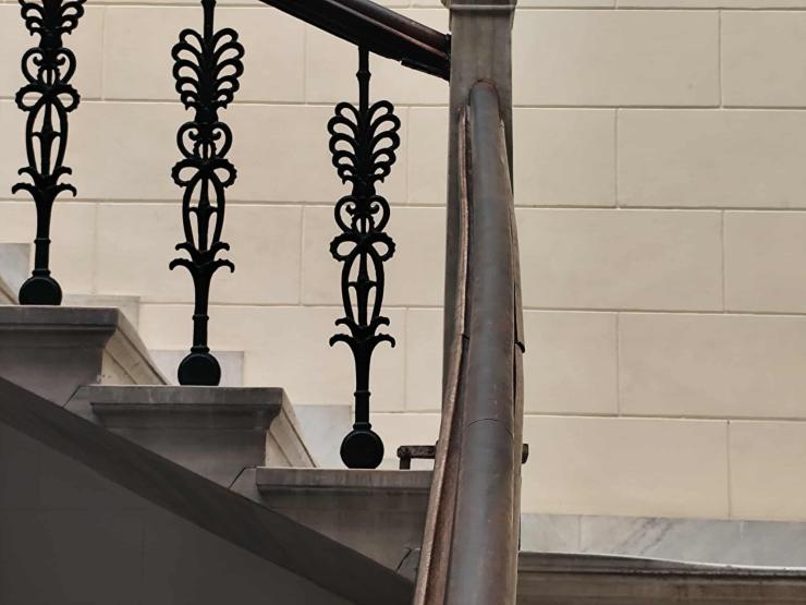 “Ετοιμόρροπο” το κάγκελο της εσωτερικής κλίμακας του Δημαρχείου 