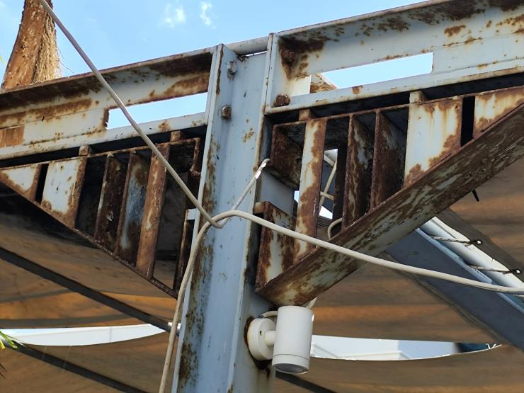 Λείπει η στοιχειώδης συντήρηση στα στέγαστρα της πλατείας Μιαούλη 