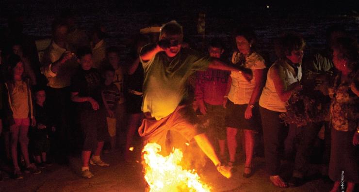 Φωτάρες στη γιορτή του Αη-Γιάννη του Κλήδονα στη Μύκονο