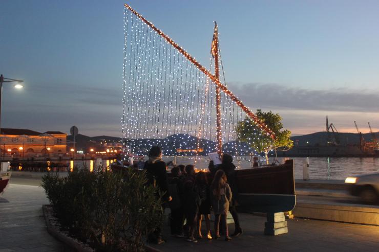 Ξετρύπωσαν τα στολίδια και στόλισαν το δέντρο τους