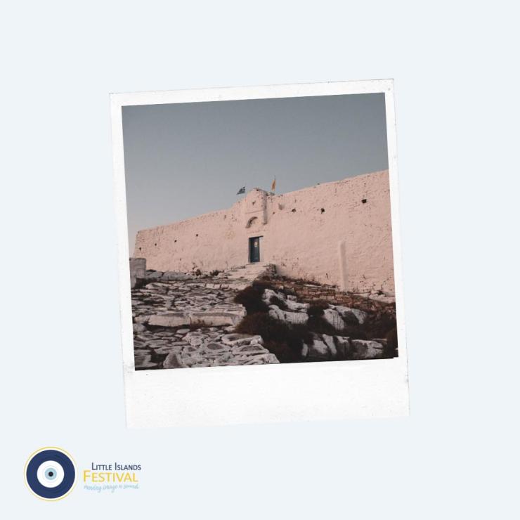 Mε φόντο το κυκλαδίτικο αιγαιακό τοπίο