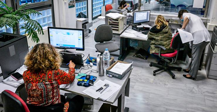 Φρένο στις διώξεις για χρέη σε εφορία και δημόσιο