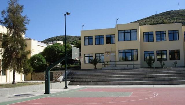 Ο Διευθυντής και ο Σύλλογος Διδασκόντων του ΓΕΛ Σύρου συγχαίρουν τους μαθητές της Γ' Λυκείου