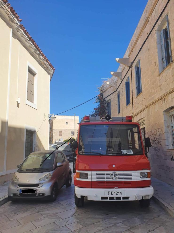 Φωτιά σε σταθμευμένο αυτοκίνητο στην Ερμούπολη 