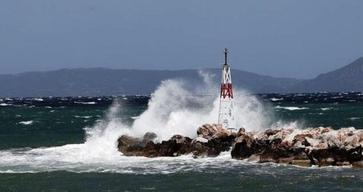 Σαντορίνη: Ο Δήμος συνιστά να αποφεύγεται το κολύμπι λόγω των ισχυρών ανέμων