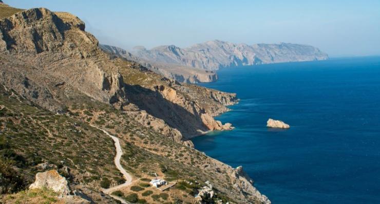 Αμοργός: Το νησί που “αναπνέει” μέσα από τα μονοπάτια του