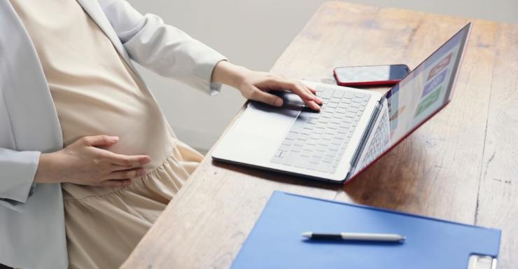 Νέα διάταξη για επίδομα κυοφορίας και λοχείας με 200 ένσημα