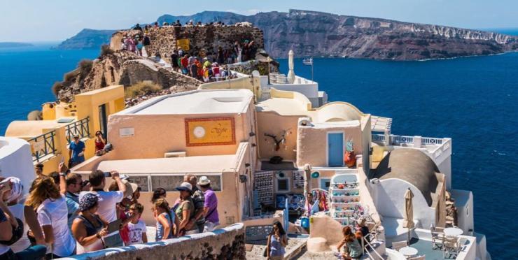 ΕΛΣΤΑΤ: Οριακές αυξήσεις σε αφίξεις - διανυκτερεύσεις στα τουριστικά καταλύματα τον Ιούλιο