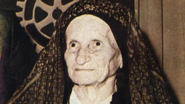 «Κυρά της Ρω»: Σε βράχο ύψους 10 μέτρων ο ανδριάντας της γυναίκας - σύμβολο που για 40 χρόνια ύψωνε την ελληνική σημαία