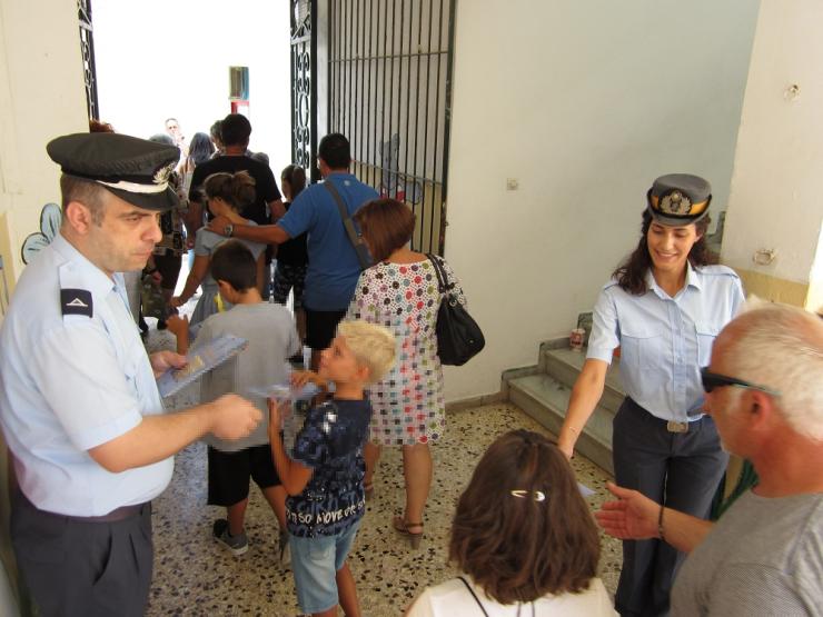 Ενημερωτικά φυλλάδια οδικής ασφάλειας διανεμήθηκαν από αστυνομικούς σε γονείς και μαθητές σχολείων  στo Νότιο Αιγαίο