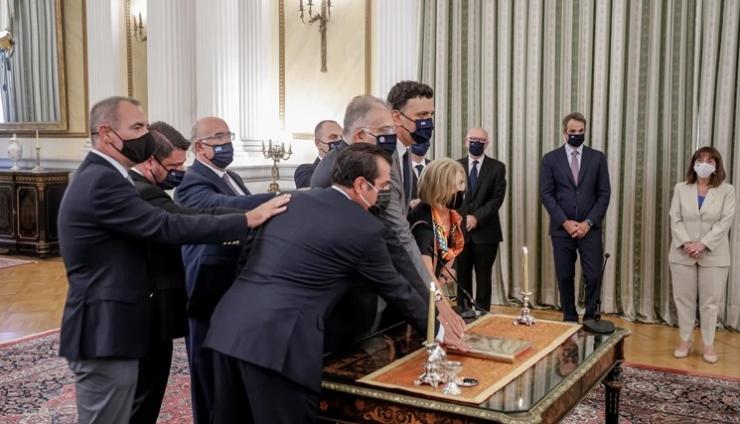 Τρεις αποχωρήσεις, πολλές ανακατατάξεις και μία άρνηση περιλαμβάνει ο κυβερνητικός ανασχηματισμός