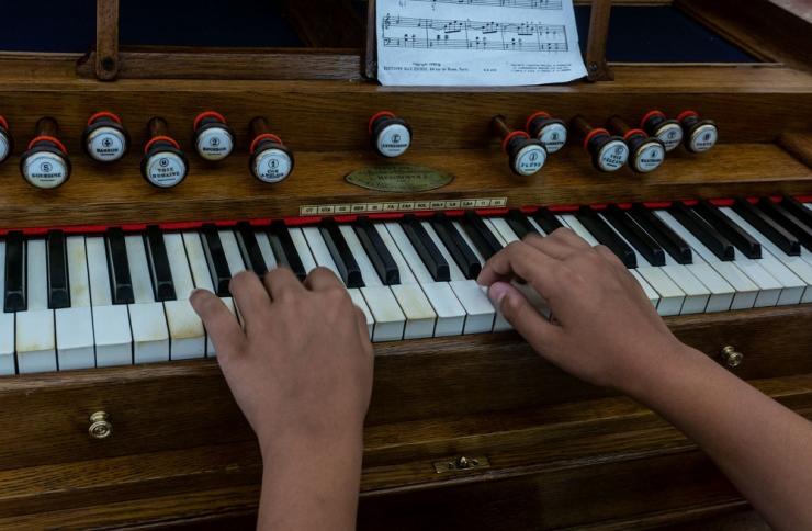 Άρχισαν οι εγγραφές στα εργαστήρια αερόφωνου αρμονίου