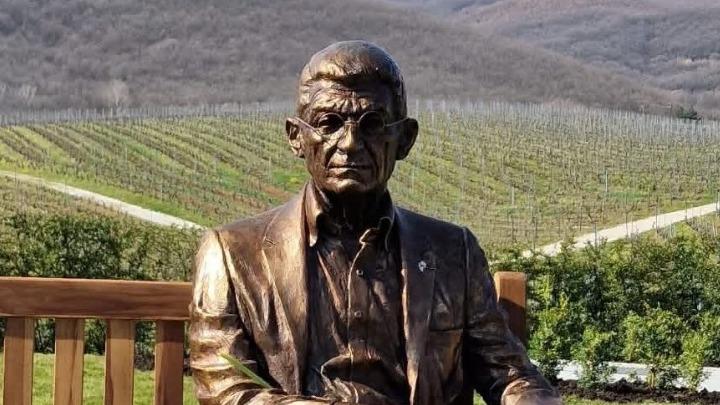 Ο κυρ-Γιάννης «επέστρεψε» στα αμπέλια του - Γλυπτό από ορείχαλκο στο κτήμα στη Νάουσα