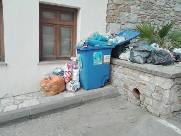 Κάθε λογής απόρριμμα σε κάδο ανακύκλωσης 