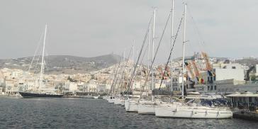 “Άνεμος” αισιοδοξίας και αφίξεων στο λιμάνι Ερμούπολης 