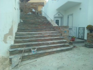 Τεχνικές εργασίες στις σκάλες του Αγίου Νικολάου στο Γαύριο