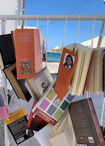 Εστία φιλαναγνωσίας στην παραλία της Βάρης