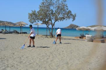 Μικροί και μεγάλοι συνεργάζονται και ομορφαίνουν τις παραλίες της Σύρου