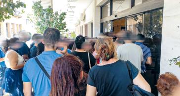 Πανικός για τις ταυτότητες: Ουρές για να αποφύγουν το… τσιπ