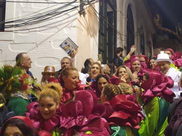 Η Άνω Σύρος σε ξέφρενο καρναβαλικό ρυθμό