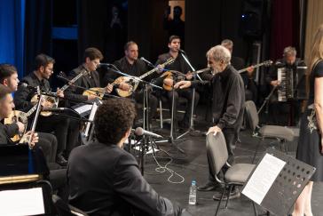 Εν Χορδαίς & Οργάνοις: Στιγμές που μοιραστήκαμε με τον Σταύρο Ξαρχάκο στη Σύρο